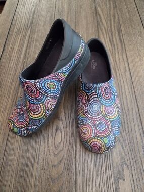 Crocs Neria Pro II Graphic Work Clogs – Black Multi Kaleidoscope Swirl | US 10